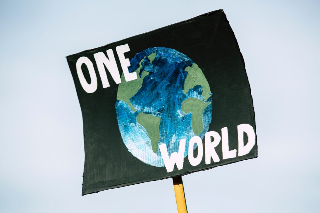 Protest-Schild mit der Aufschrift "One World"