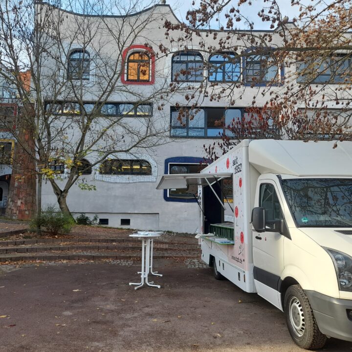 bpp-Tourbus am Hundertwassergymnasium in Wittenberg