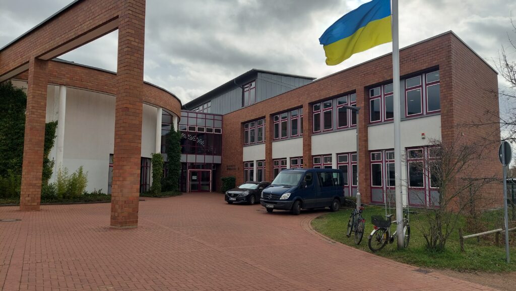 Ansicht des Elisabeth-Gymnasiums Halle mit Ukraine-Fahne