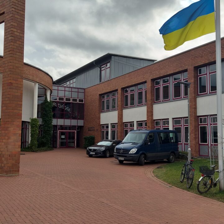 Ansicht des Elisabeth-Gymnasiums Halle mit Ukraine-Fahne