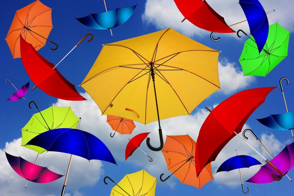 Regenschirme im Himmel