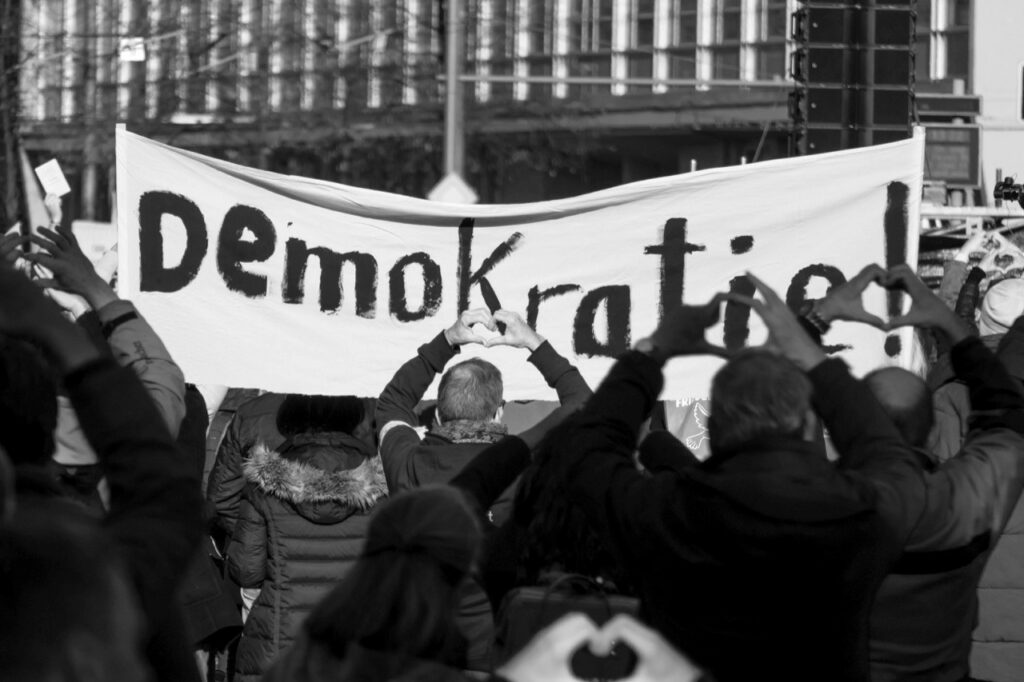 Demo mit Banner Demokratie - von Iven O. Schlösser AdobeStock