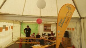 Drei Jugendliche und eine anleitende Person beim Workshop MitmachMap beim Konficamp 2025 im Projekt "Offene Software - offene Gesellschaft"