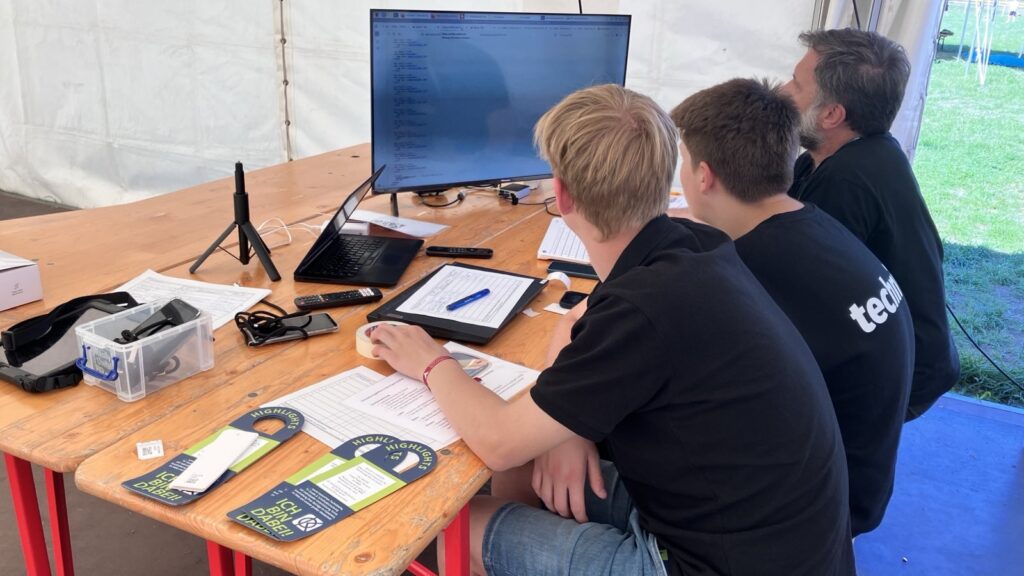 Jugendliche bauen eine #Mitmachmap am Computer