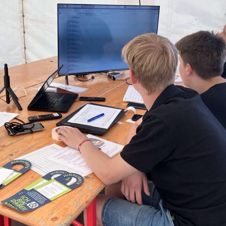 Jugendliche bauen eine #Mitmachmap am Computer