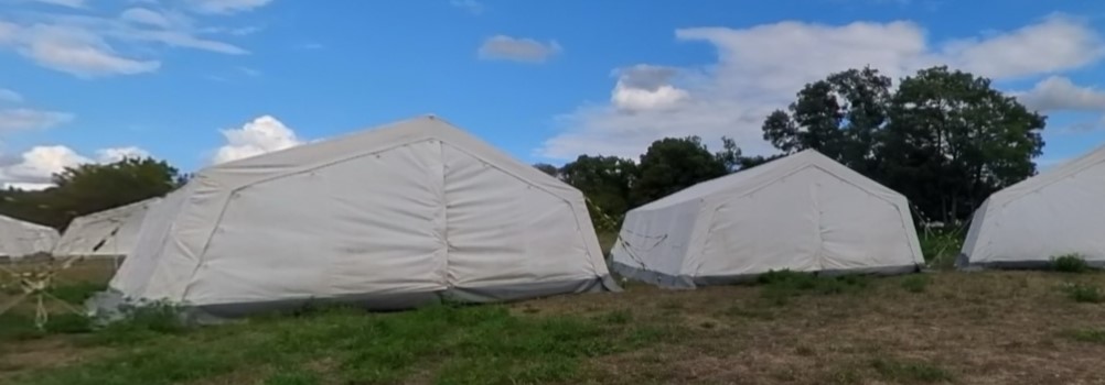 Zelte des Konficamps - durch Klicken 360-Grad-Ansicht in neuem Tab öffnen.