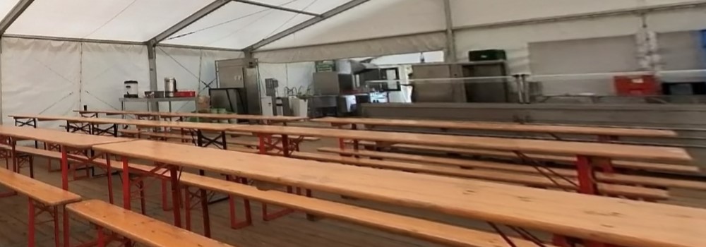 Im Küchenzelt des Konficamps - durch Klicken 360-Grad-Ansicht in neuem Tab öffnen.