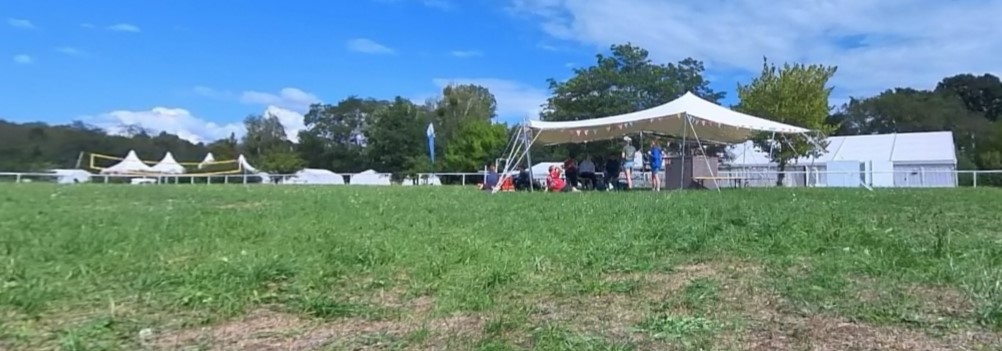 Plaza des Konficamps - durch Klicken 360-Grad-Ansicht in neuem Tab öffnen
