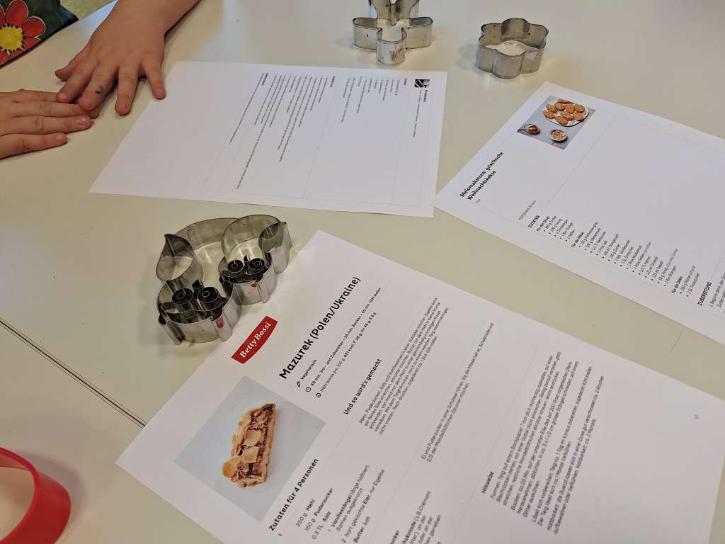 Es werden sich verschiedene Rezepte angeguckt und verglichen ob man die richtigen zutaten hat.