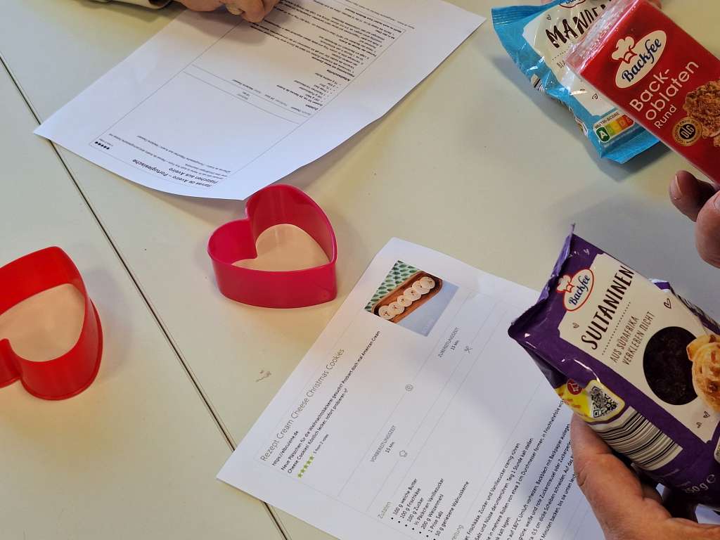 Es werden sich verschiedene Rezepte angeguckt und verglichen ob man die richtigen zutaten hat.