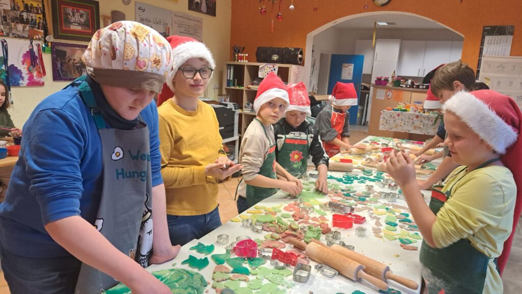 Kinder/Jugendliche die backen