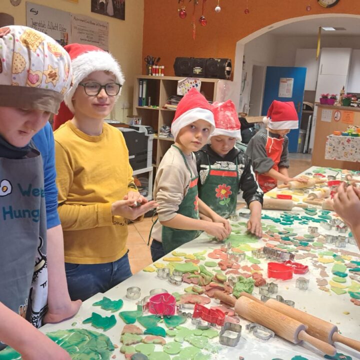 Kinder/Jugendliche die backen