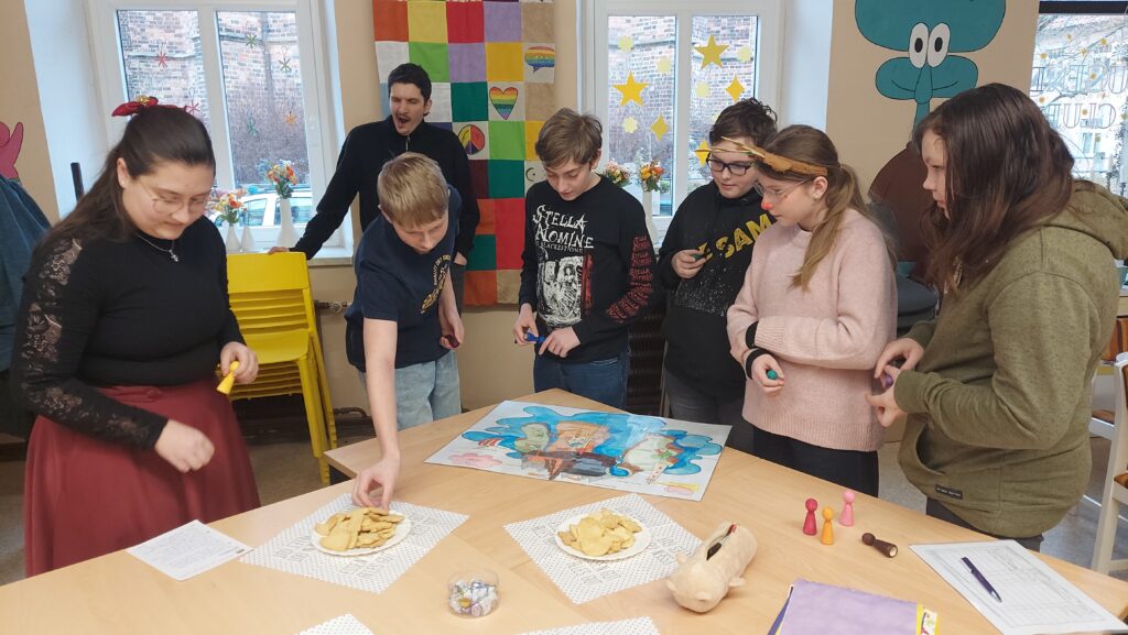 Jugendliche reden über Plakat