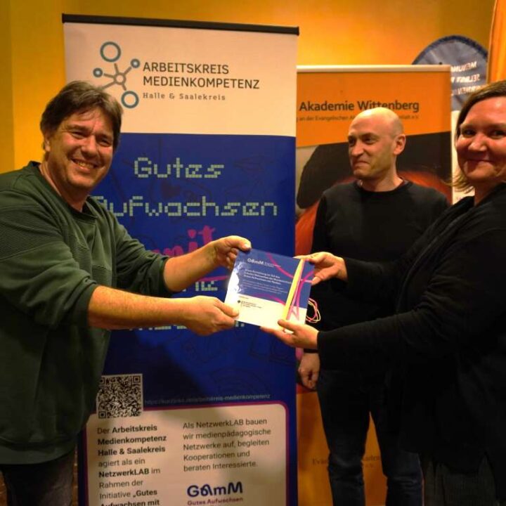 Diana Elsner und Alex Karpilowski überreichen Plakette "Gutes Aufwachsen für Medien" an Tobias Thiel (v.r.n.l.)