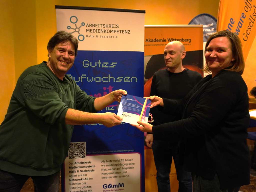 Diana Elsner und Alex Karpilowski überreichen Plakette "Gutes Aufwachsen für Medien" an Tobias Thiel (v.r.n.l.)