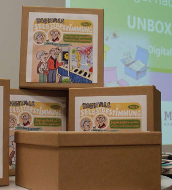 Unbox IT - Kartons mit der Aufschrift "Digitale Selbstbestimmung"